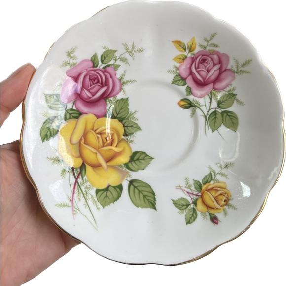 🎈2/$30 - QUEEN ANNE Fine Bone China Teacup & Saucer Set - Made in England. - Picture 4 of 6